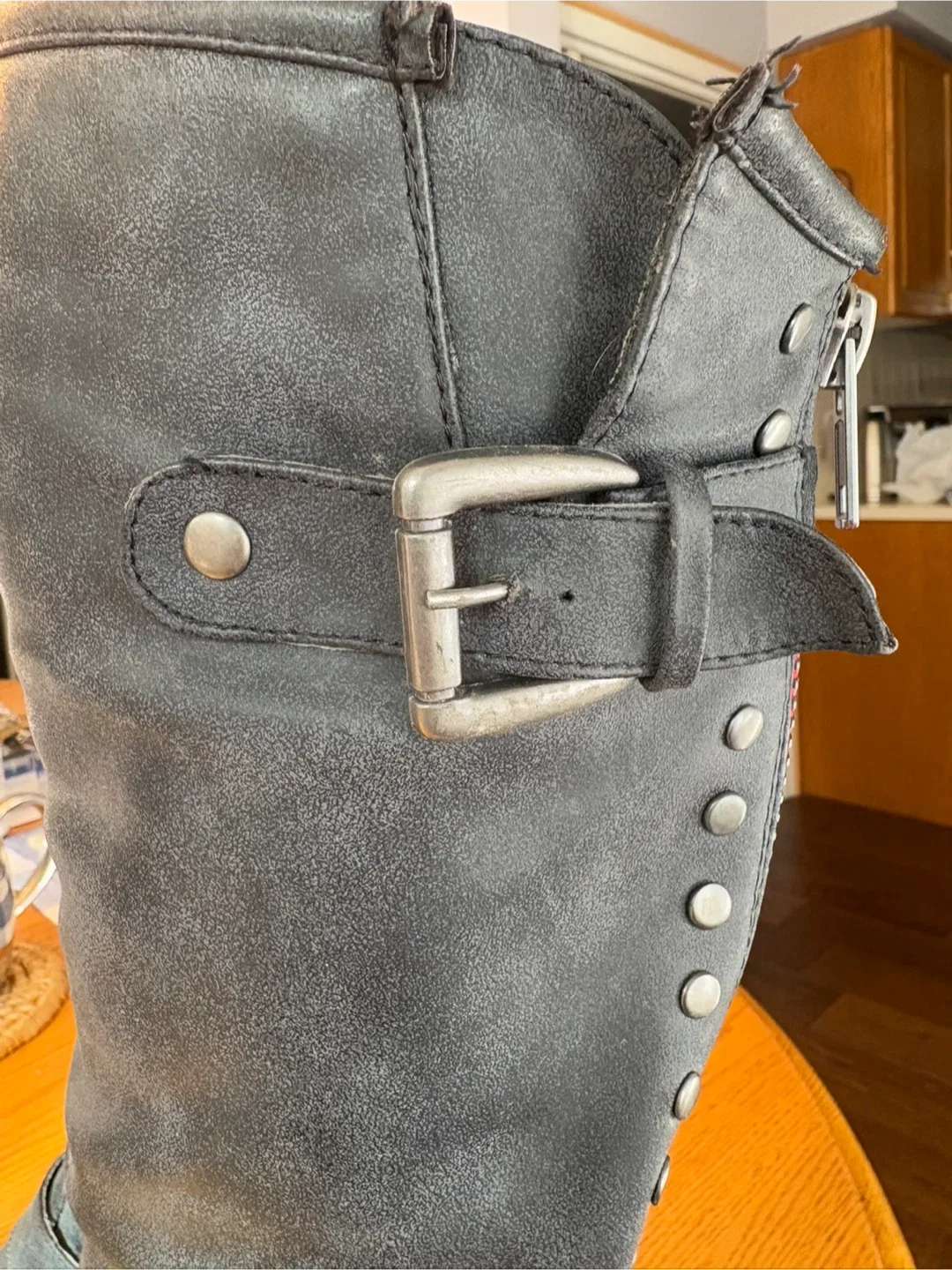 Grey Boots image indicator(4)