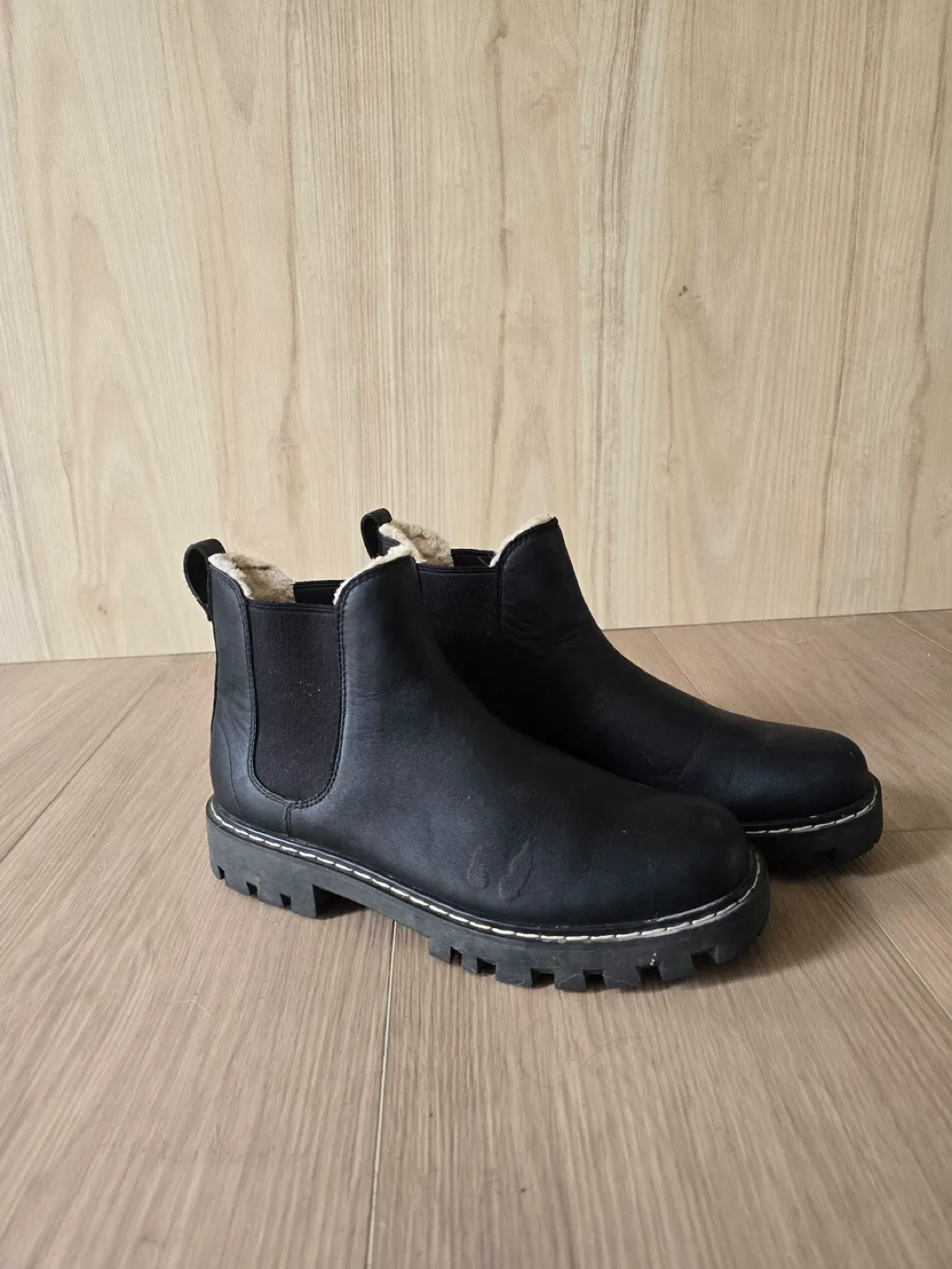Roots Black Leather Chelsea Boots image indicator(4)
