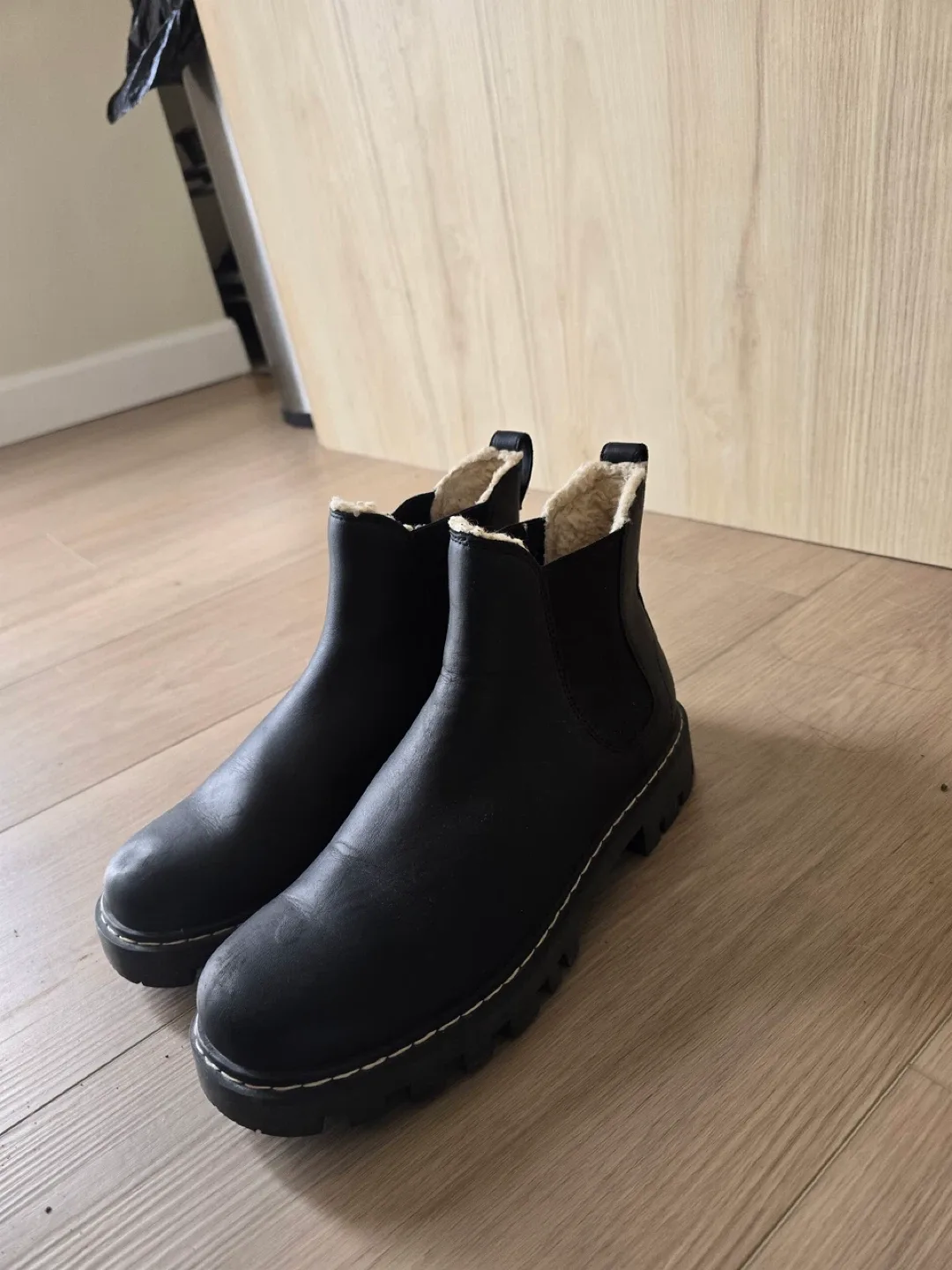 Roots Black Leather Chelsea Boots image indicator(3)