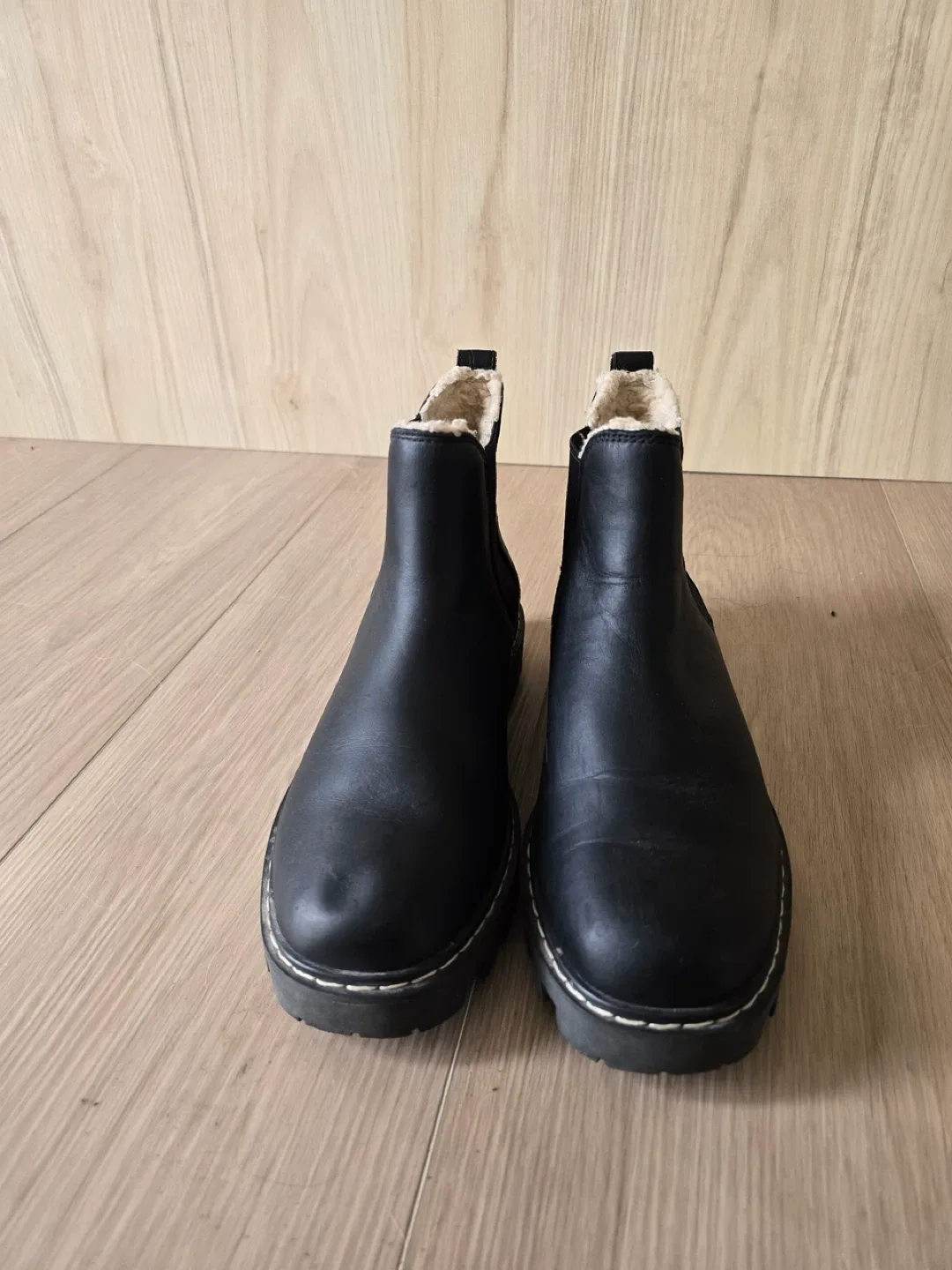 Roots Black Leather Chelsea Boots image indicator(2)