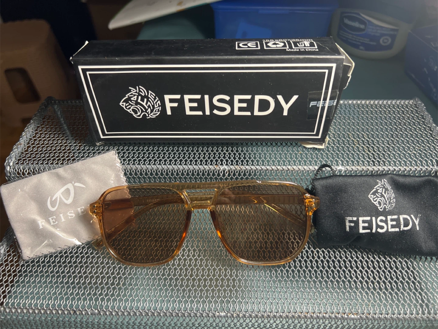 Feisedy Sunglasses with Case