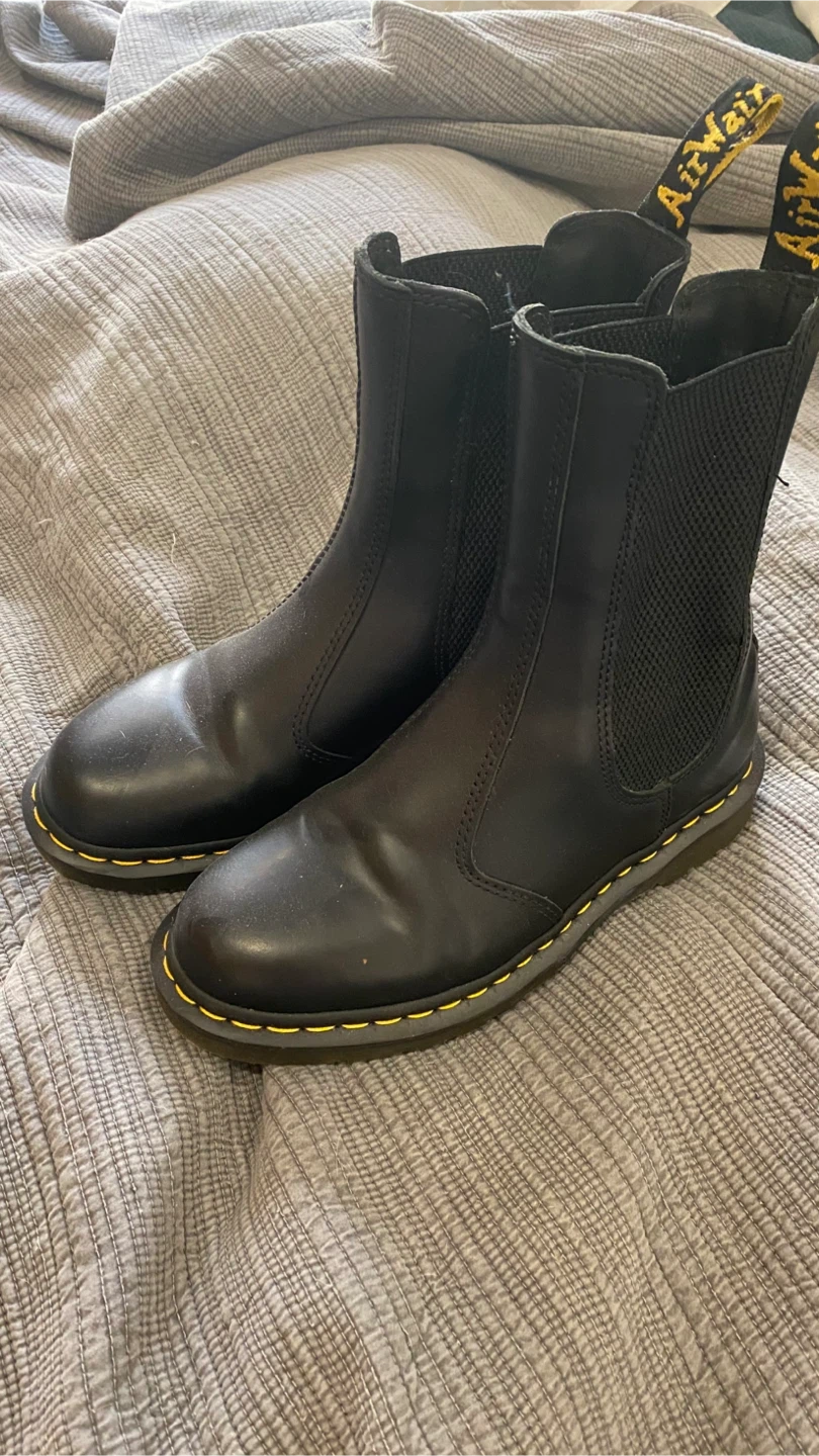 PENDING PICK UP: Dr. Martens Black Leather Chelsea Boots - US 8