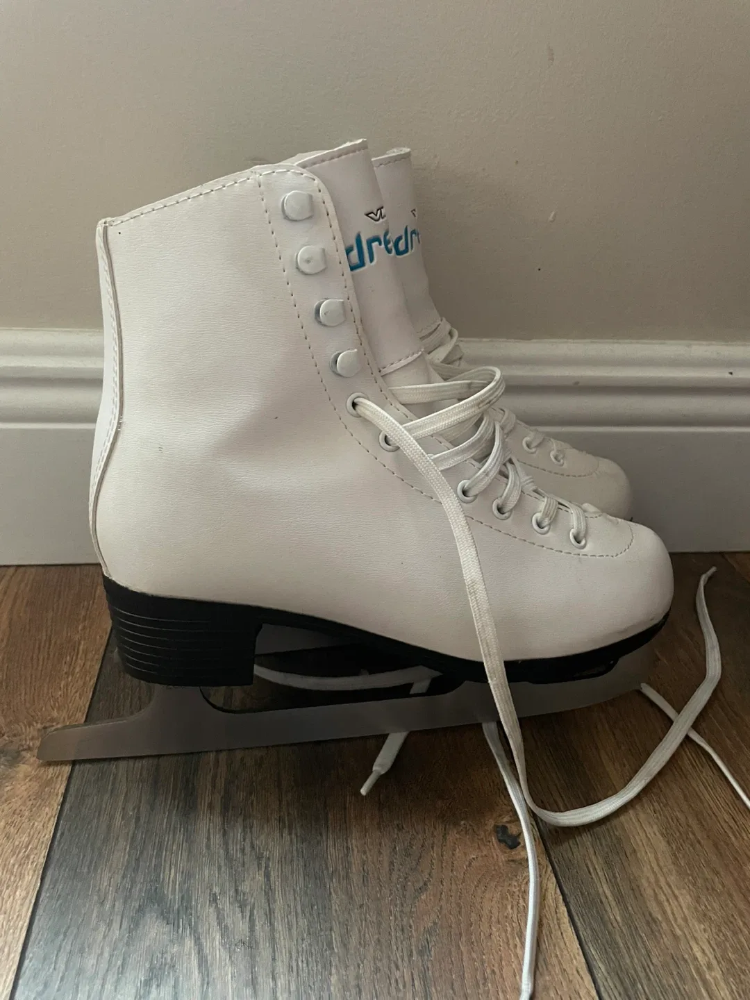 VIC Dream White Ice Skates - US Size 5 image indicator(2)