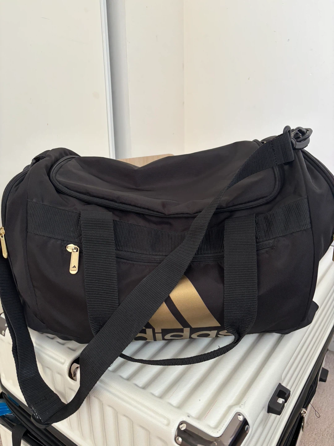 Adidas Duffel Bag - Black & Gold - Medium Size (Moving Sale) - photo 4