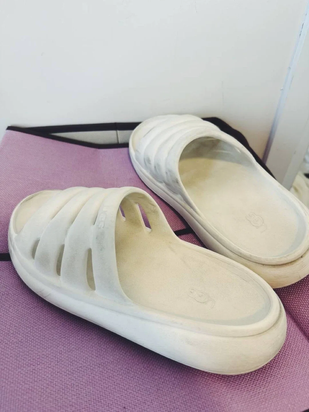 UGG Women’s/Unisex Slides – Size 10 (26 cm) image indicator(2)