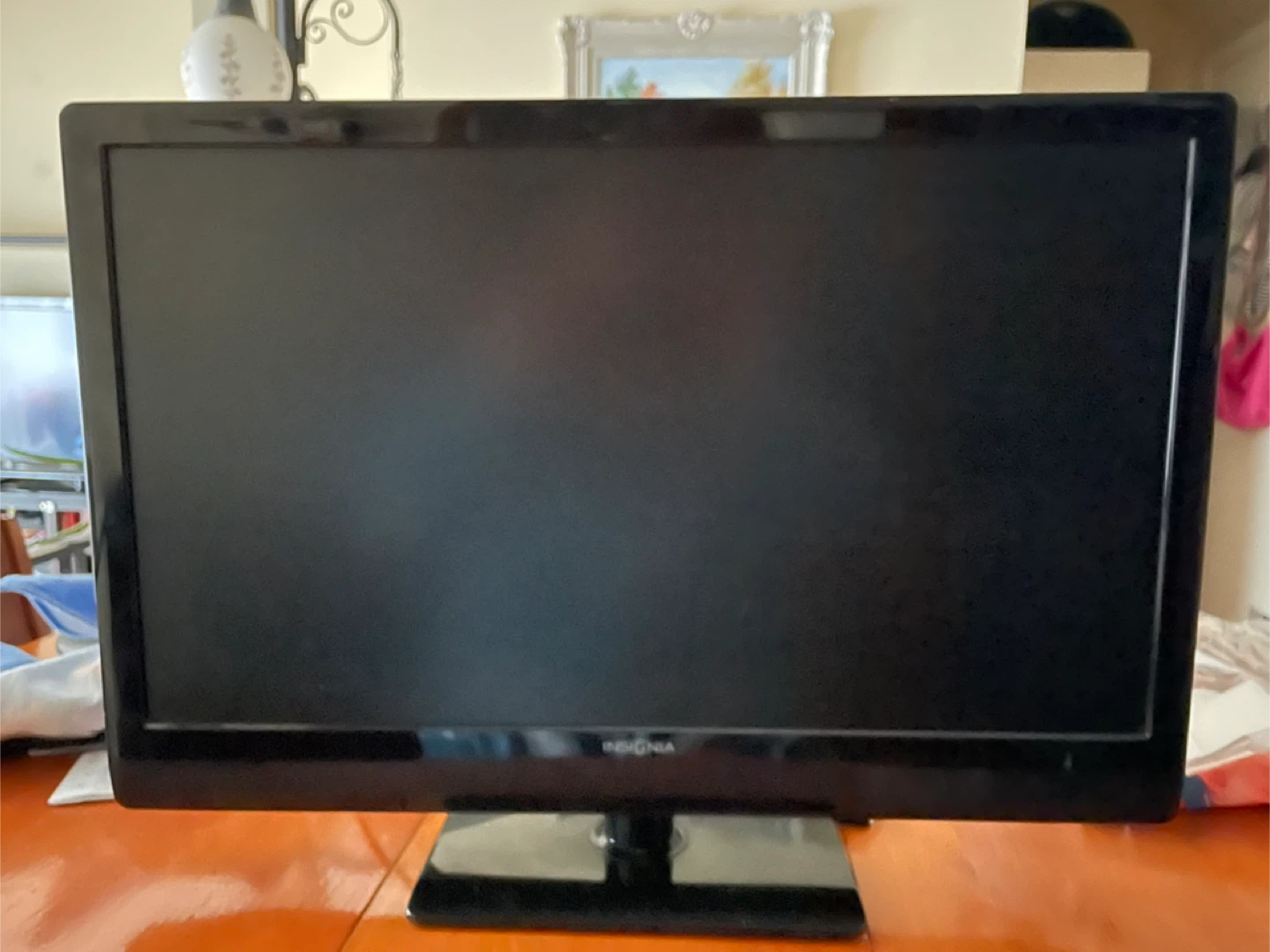 Insignia 24" LCD TV with universal remote and HDMI cable - photo 2