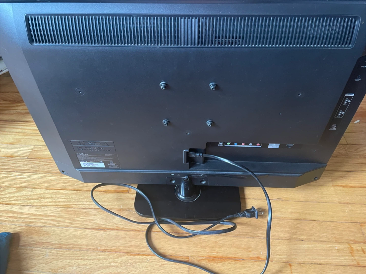 Insignia 24" LCD TV with universal remote and HDMI cable - photo 3