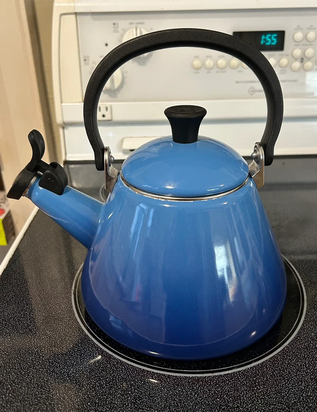 Le Creuset kettle 1.6 Litre Kone whistling  Blueberry