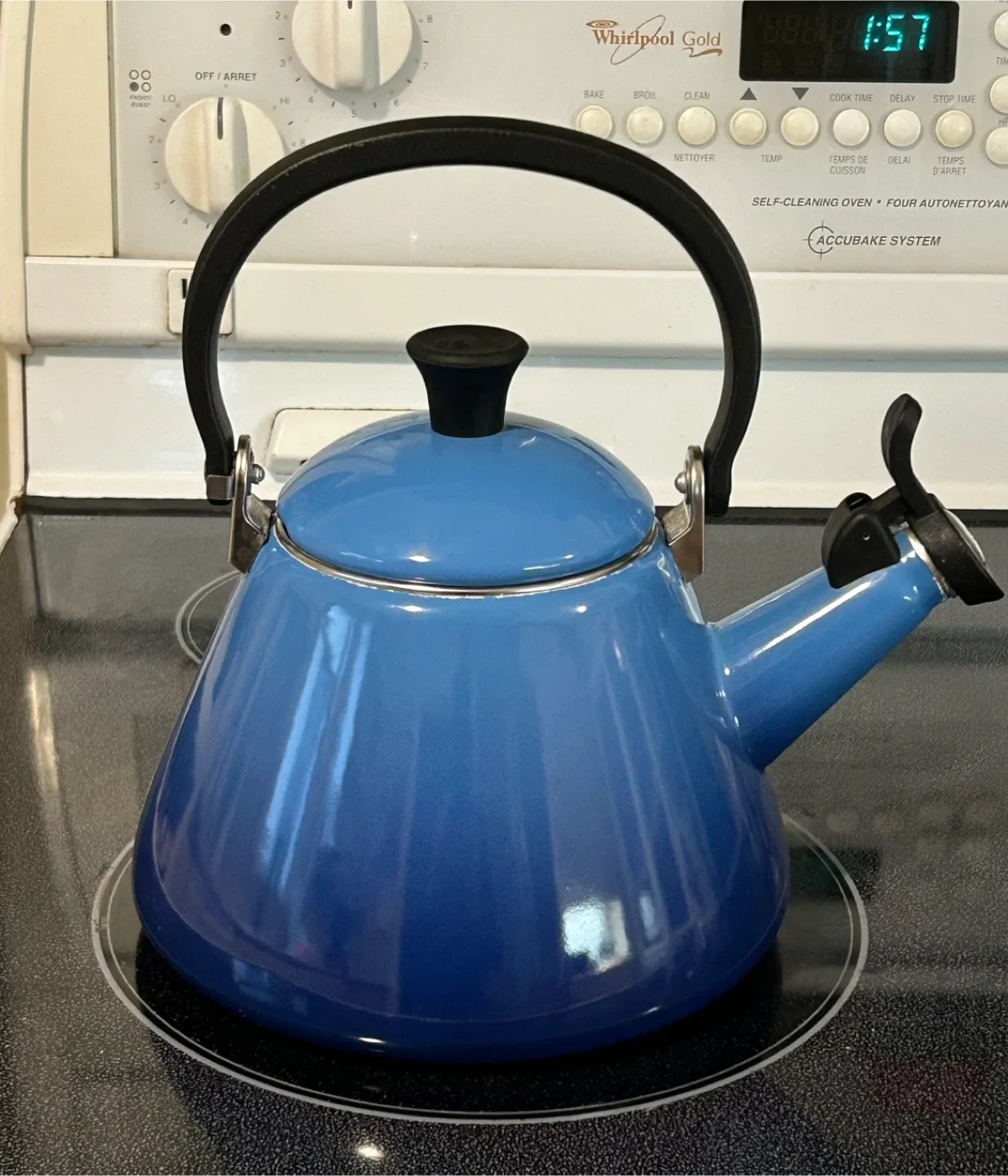 Le Creuset kettle 1.6 Litre Kone whistling  Blueberry image indicator(7)