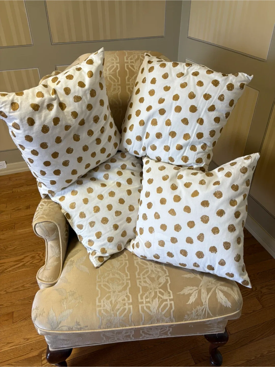 Couch pillows image indicator(2)