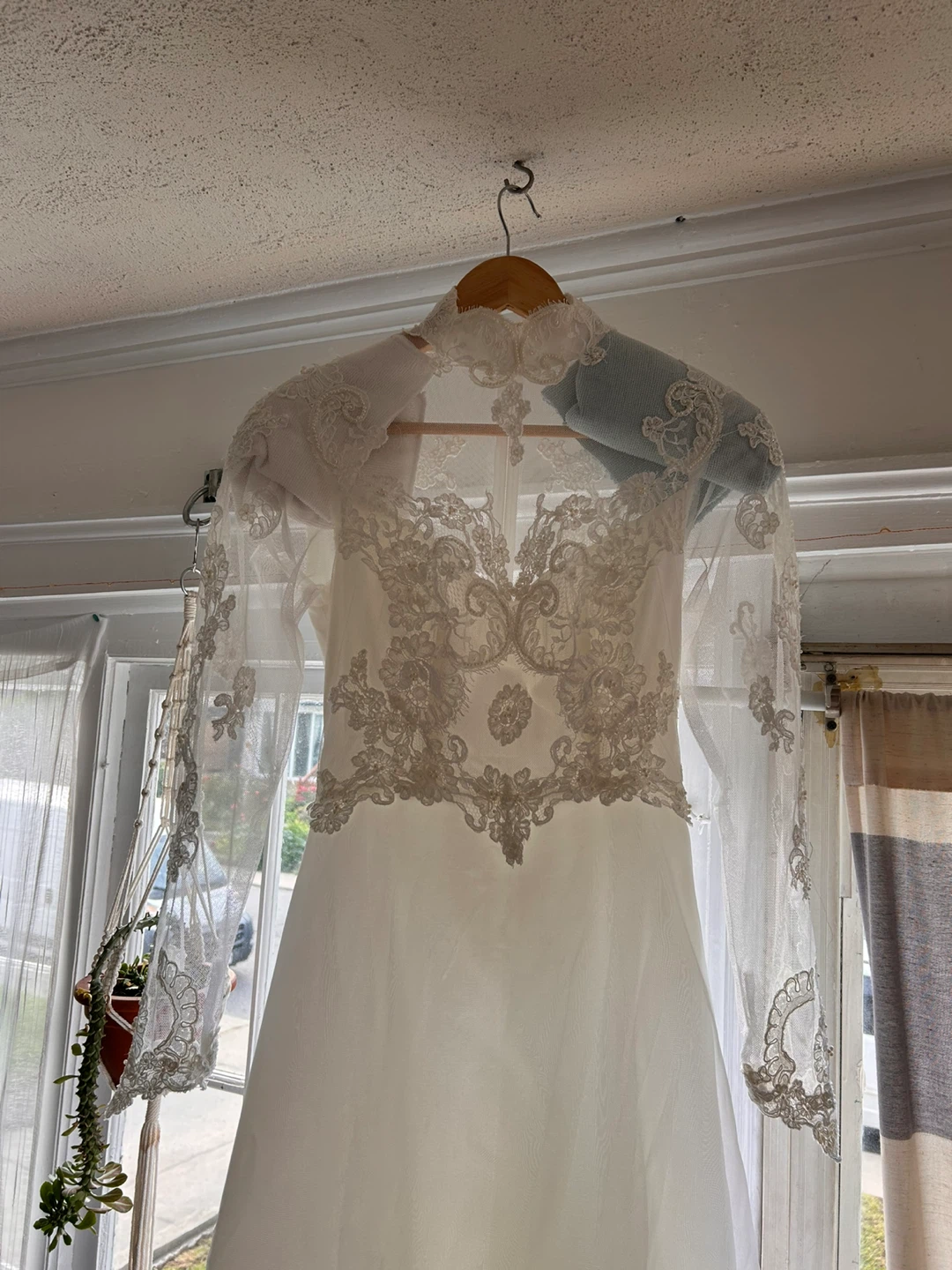 Vintage Wedding Dress with Lace Details - photo 2