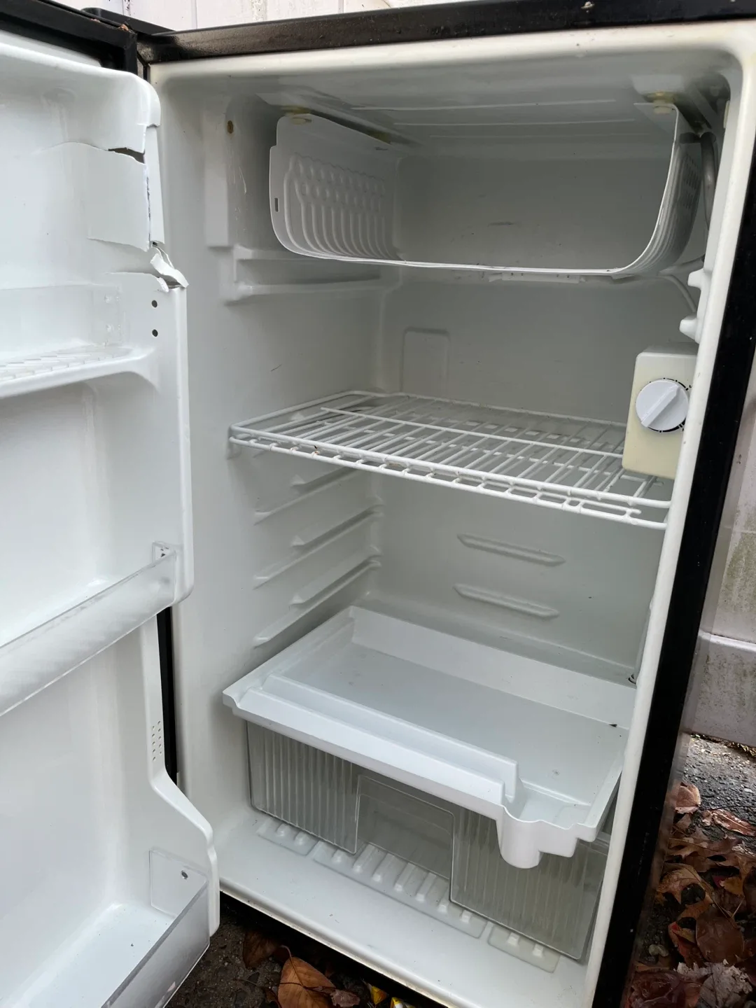 Sanyo Compact Refrigerator - Silver image indicator(3)