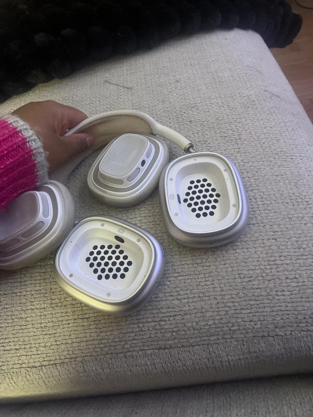 Silver Apple Airpods Max image indicator(2)