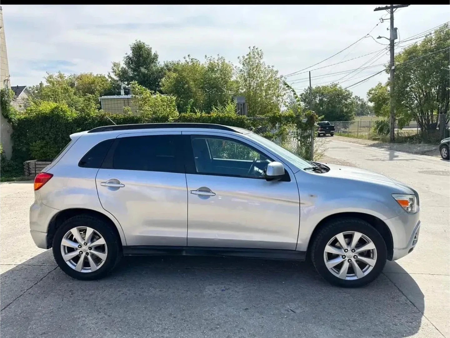 Silver Mitsubishi RVR SUV image indicator(3)