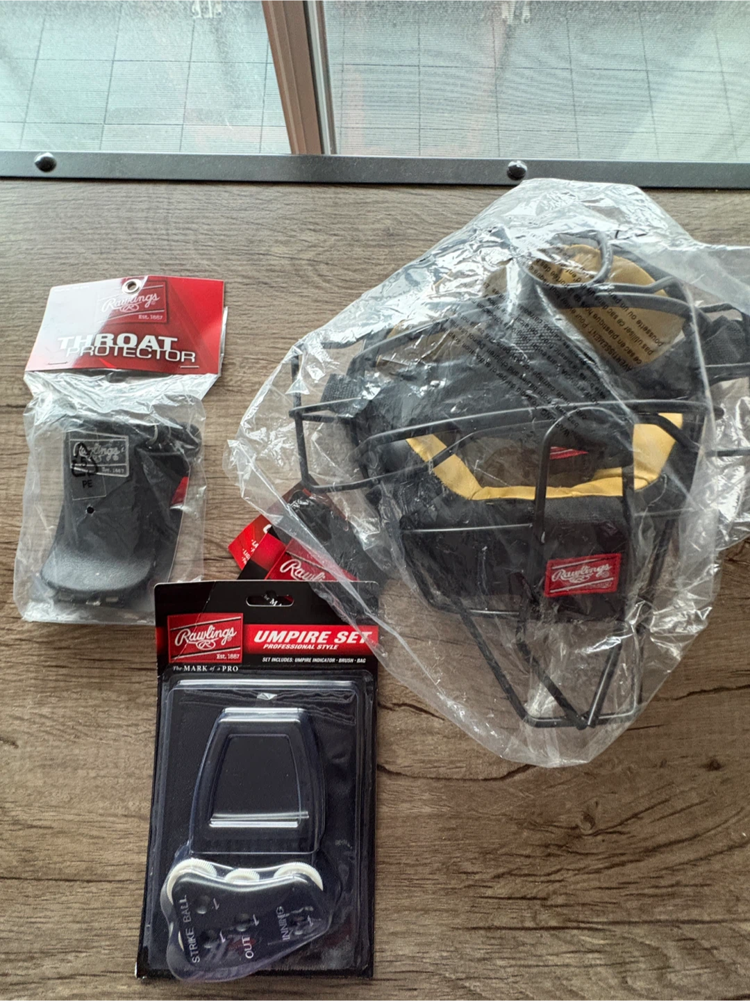 Rawlings Umpire Set with Throat Protector - New