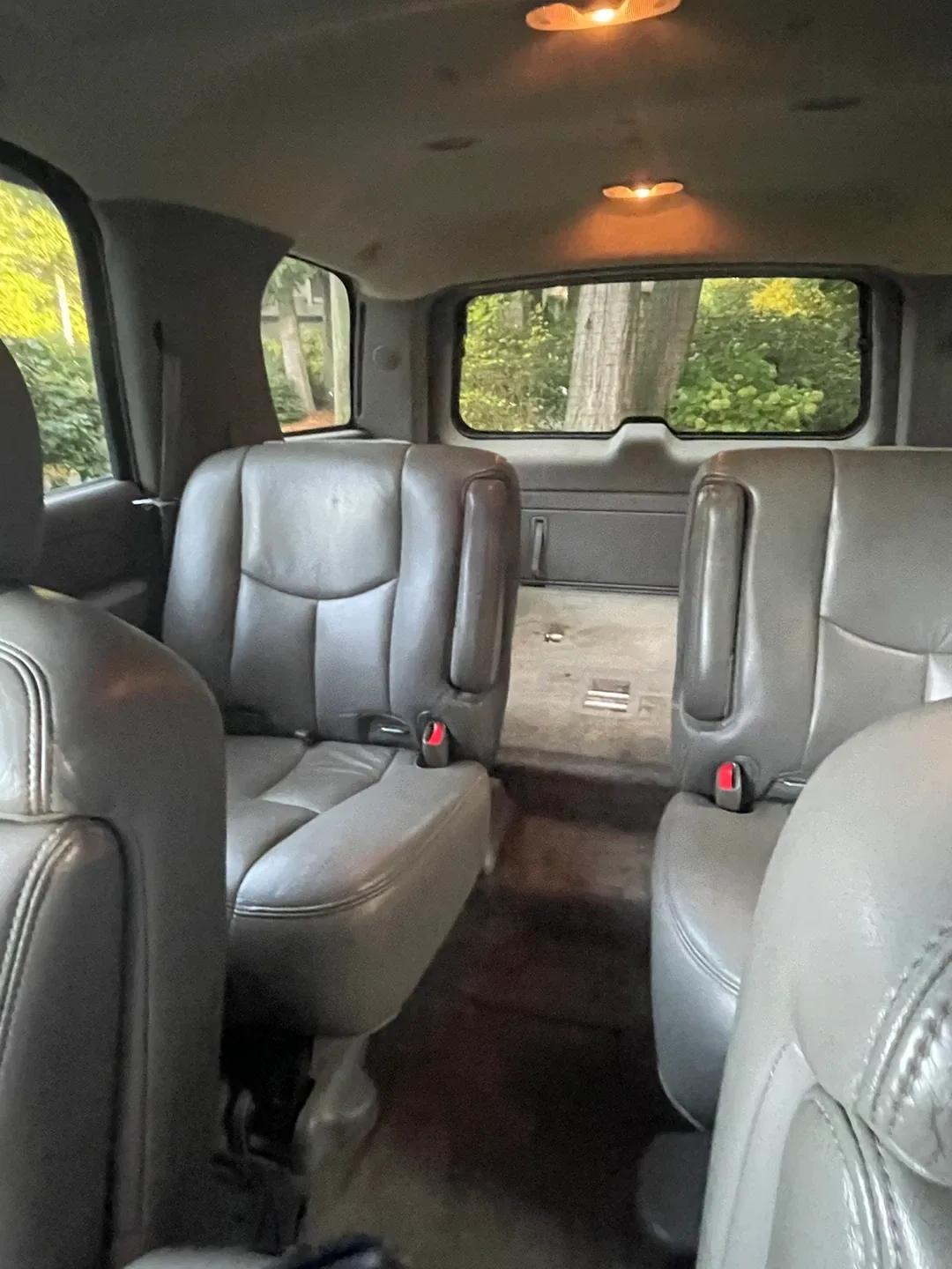 2006 white Tahoe image indicator(2)