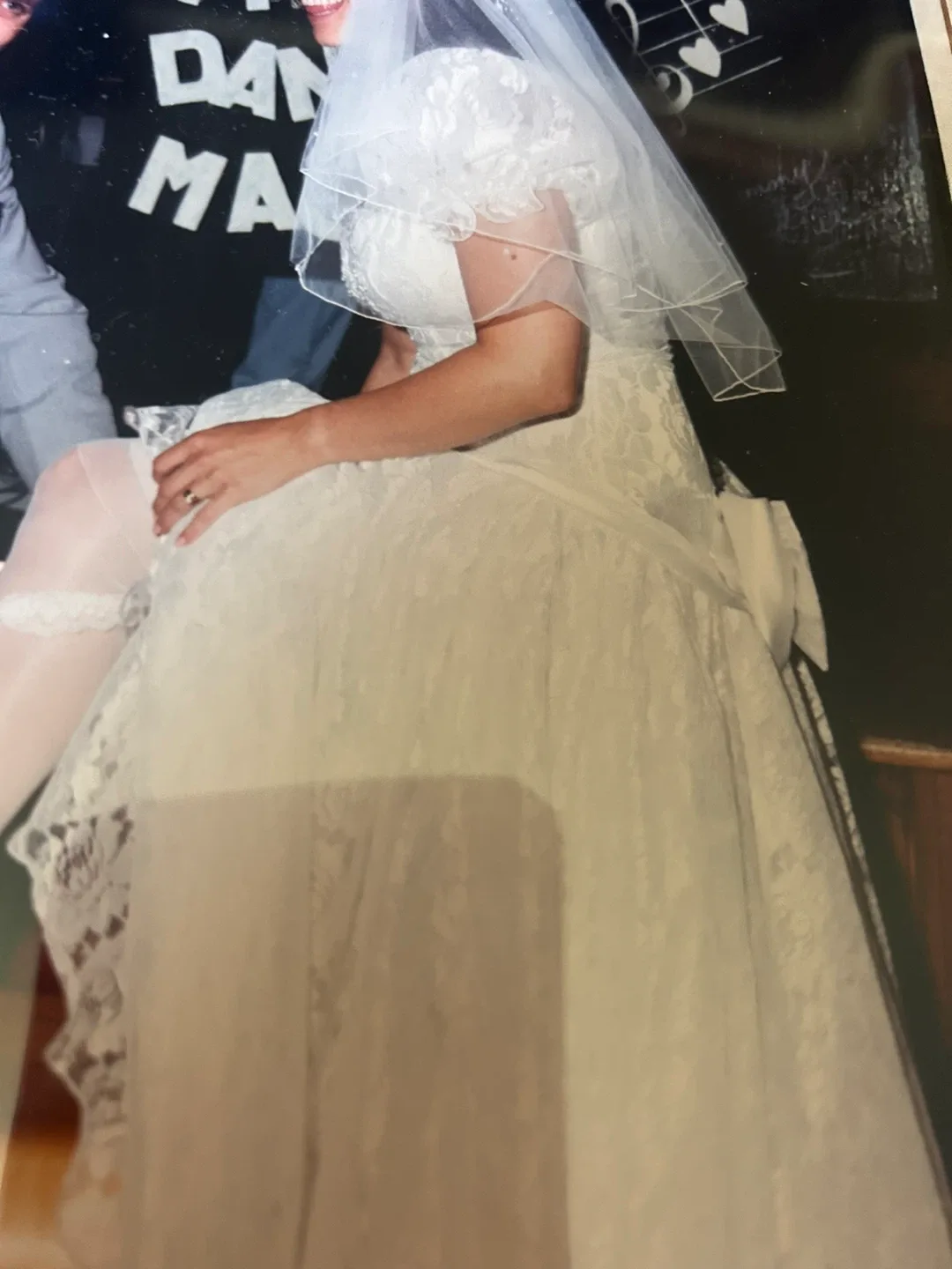 Size Medium 8-9 Wedding Dress image indicator(2)