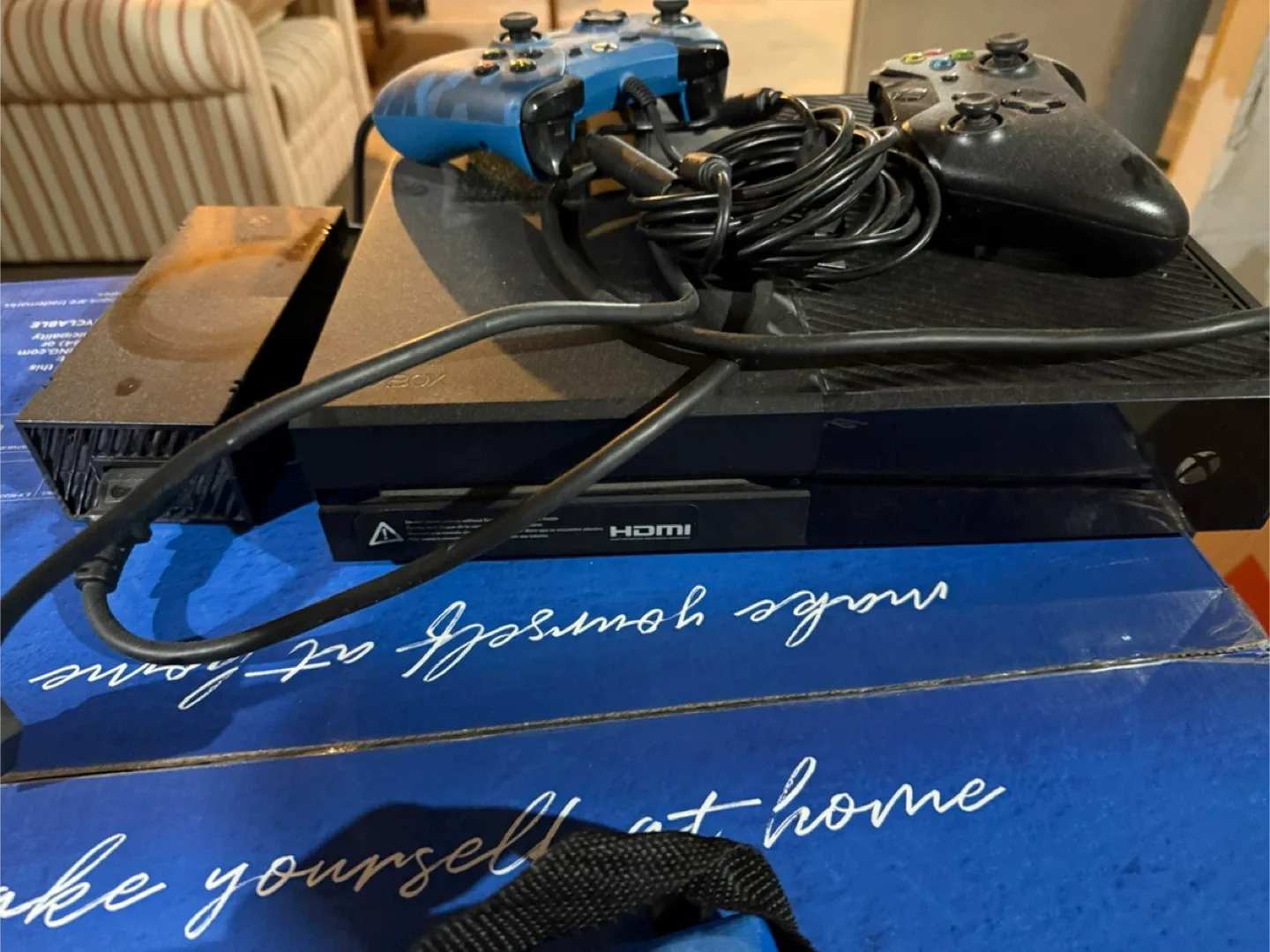 Xbox One with 2 Controllers image indicator(4)