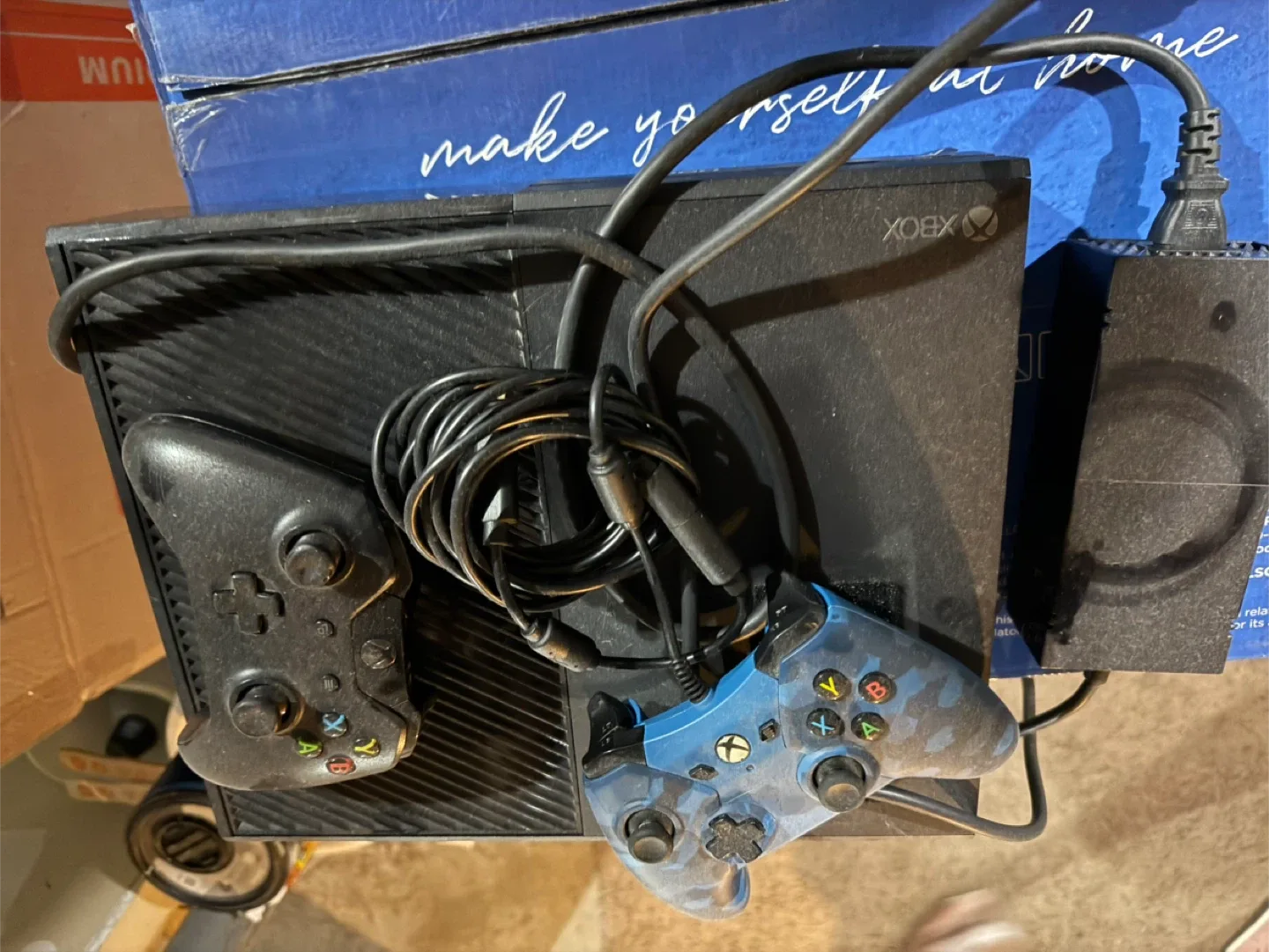 Xbox One with 2 Controllers image indicator(3)