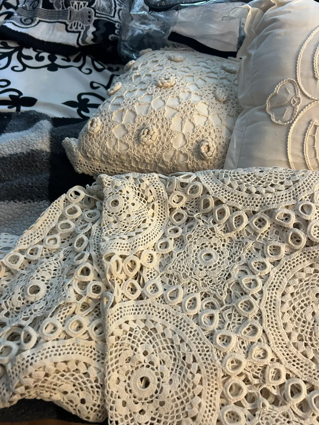 Silk Vintage Crochet Bed Cover & Pillows image indicator(2)