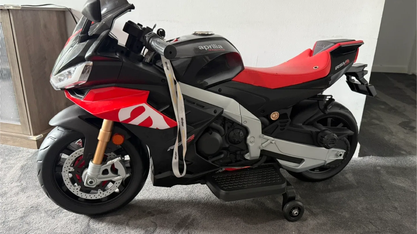 Aprilia RSV4 Kids Ride-On Motorcycle - Like New! image indicator(6)