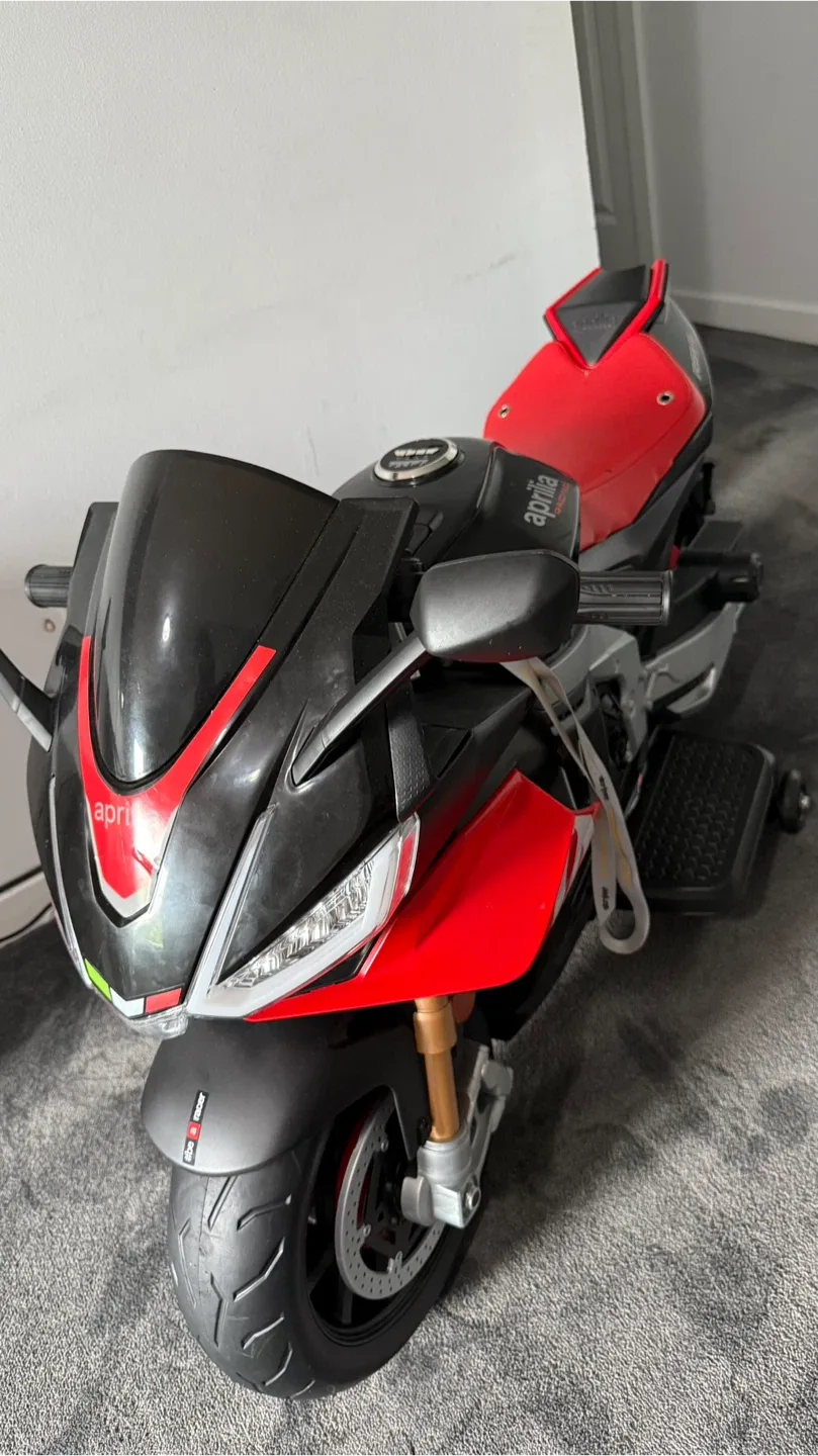 Aprilia RSV4 Kids Ride-On Motorcycle - Like New! image indicator(5)