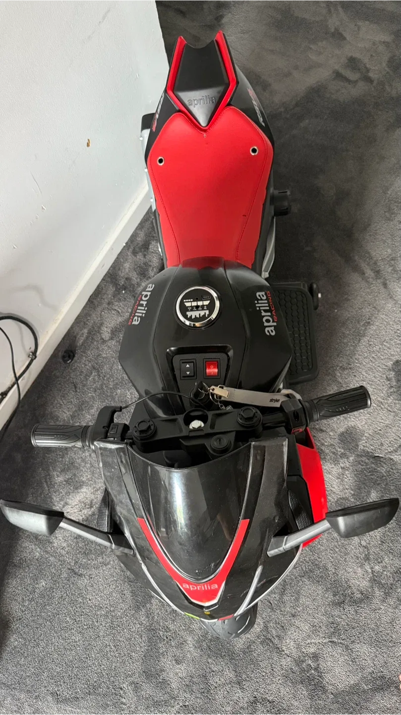 Aprilia RSV4 Kids Ride-On Motorcycle - Like New! image indicator(7)