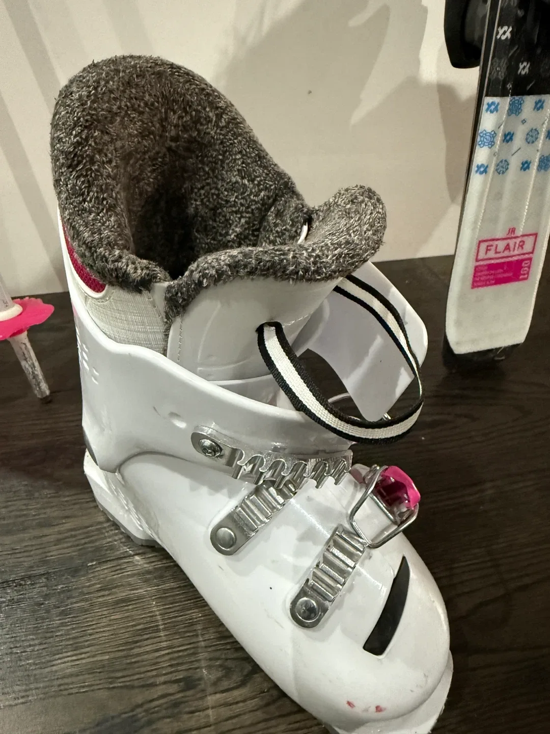 Volki flair JR skis with bindings, boots and ski poles image indicator(4)