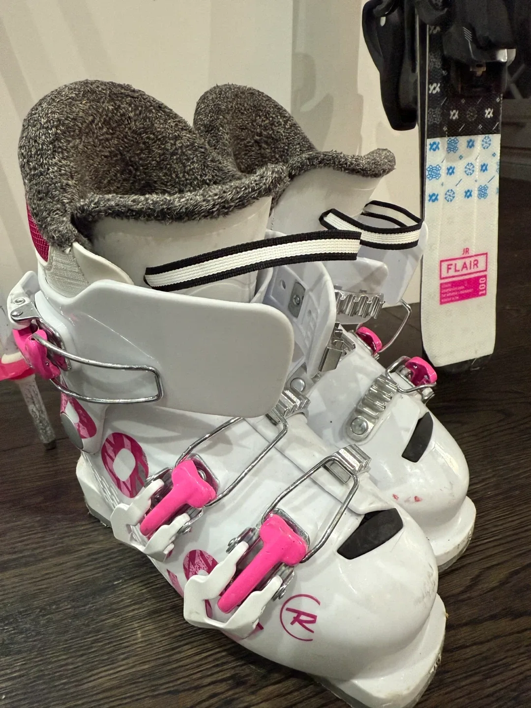 Volki flair JR skis with bindings, boots and ski poles image indicator(5)