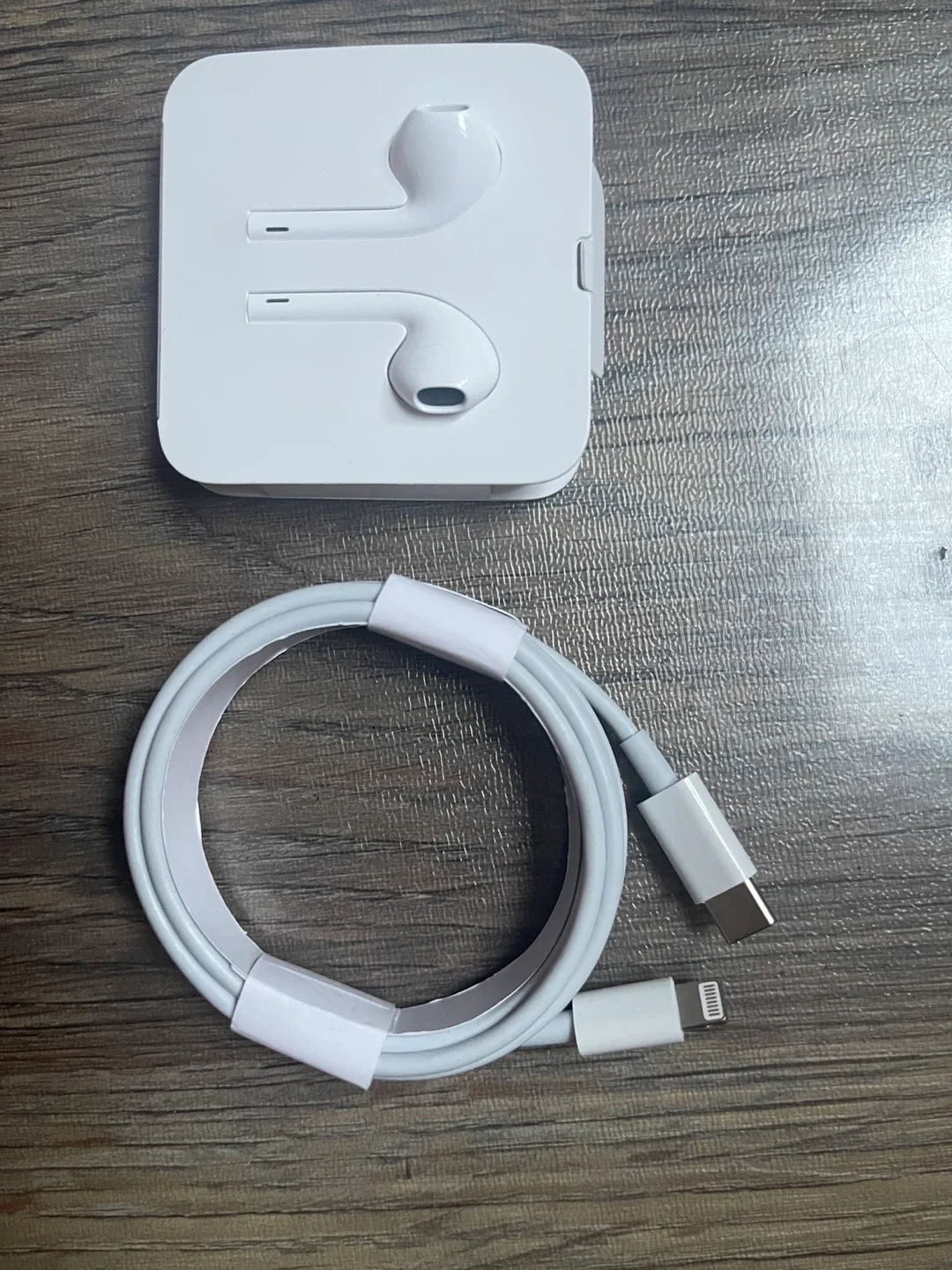 Lightning Earphones and Cable image indicator(2)