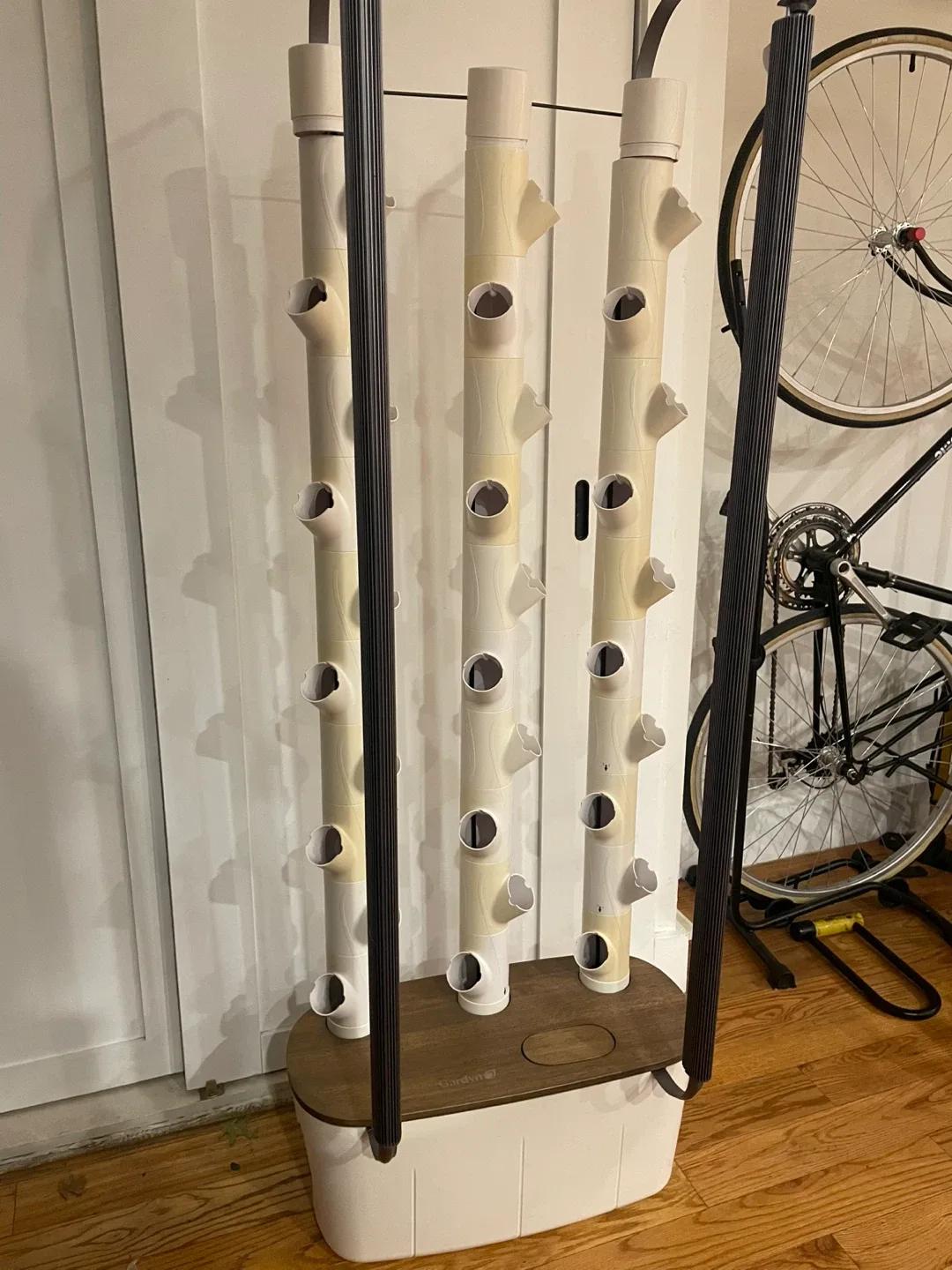 Gardyn 4 - Hydroponic Tower Garden image indicator(2)