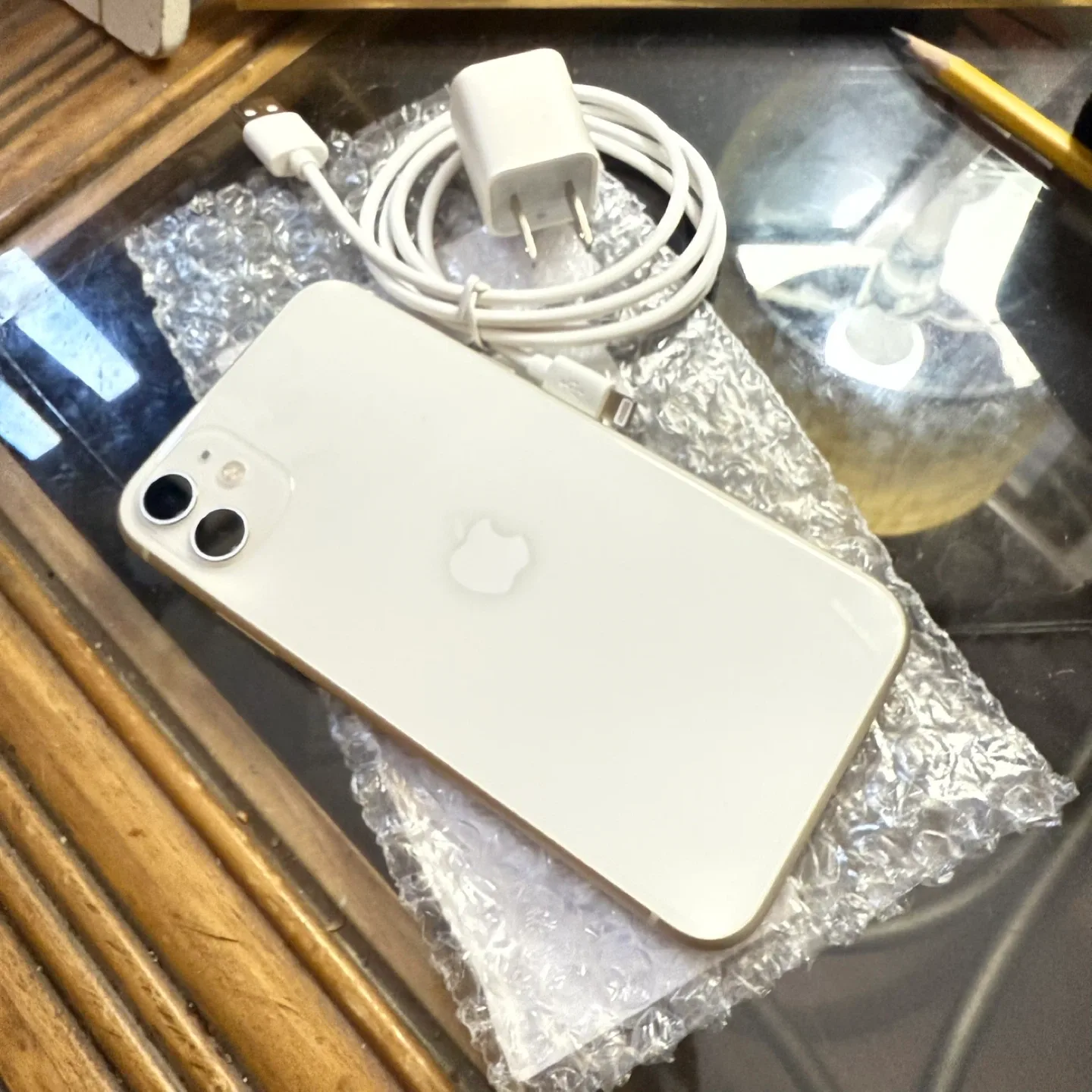 Apple iPhone 11 64GB unlocked for any company White w/ Charger