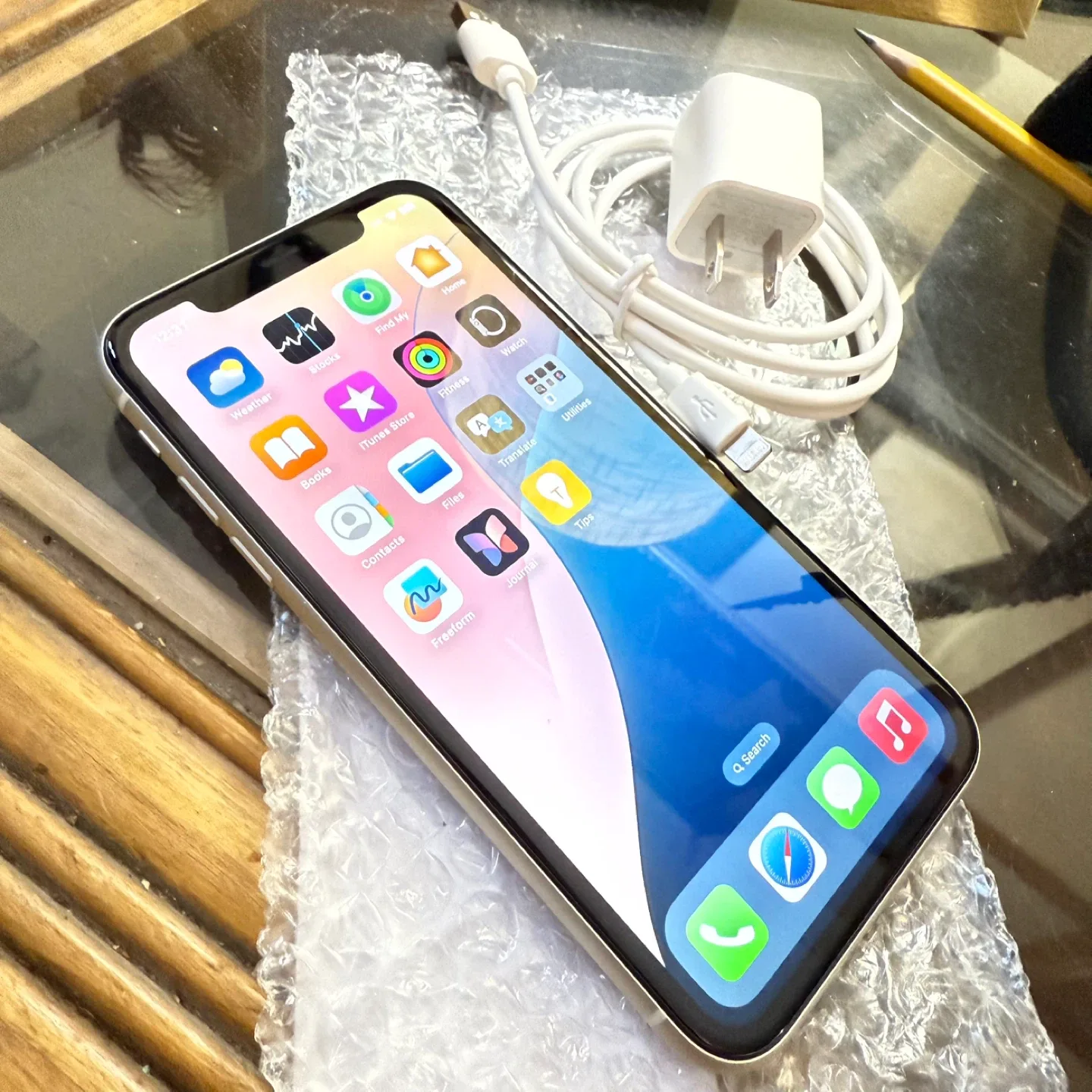 Apple iPhone 11 64GB unlocked for any company White w/ Charger image indicator(2)