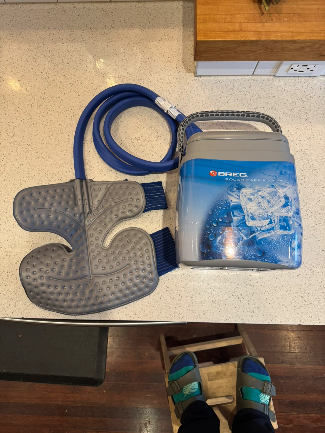 Ice machine with shoulder attachment. Breg Polar Care Kodiak