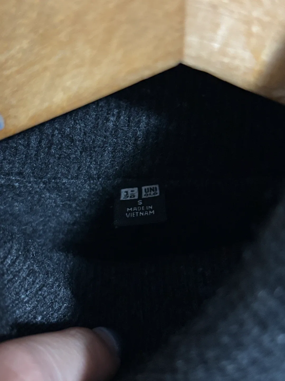 Uniqlo 100% Cashmere Turtleneck - Size S image indicator(3)