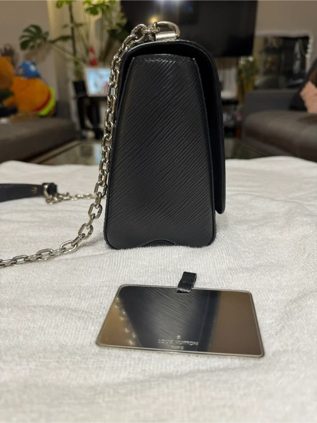 Louis Vuitton Twist MM Black image indicator(4)