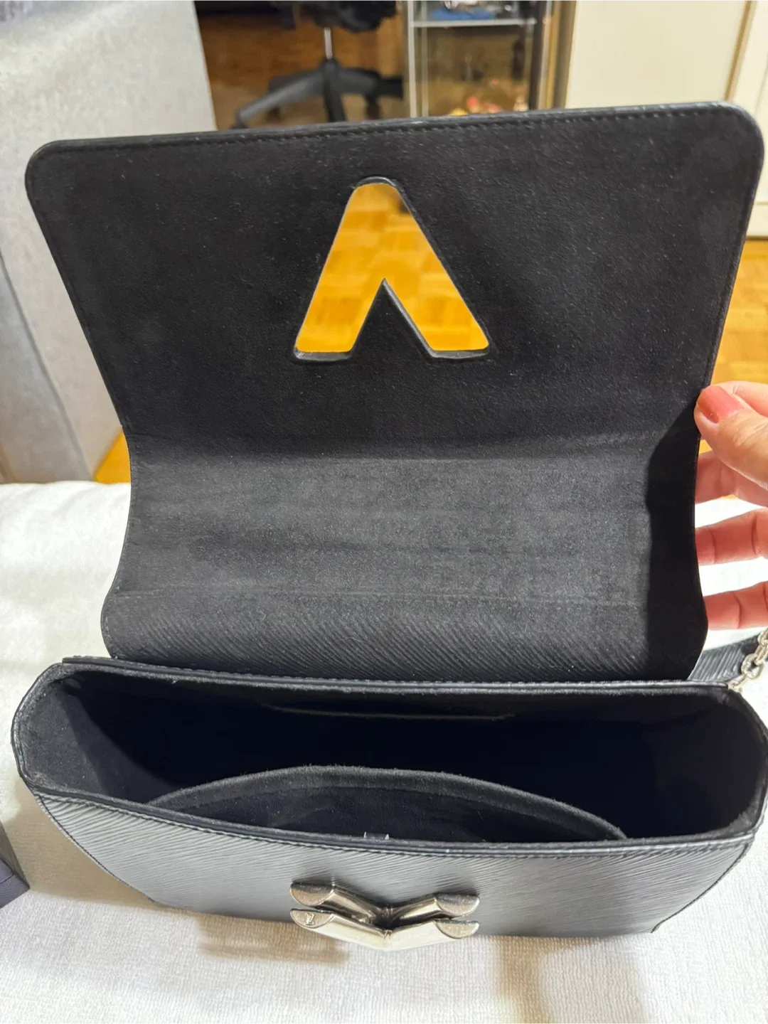 Louis Vuitton Twist MM Black image indicator(8)