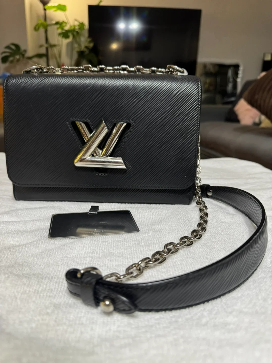 Louis Vuitton Twist MM Black image indicator(7)