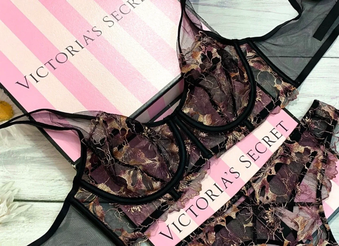 Victoria's Secret floral Unlined Bra - Size 32C image indicator(2)