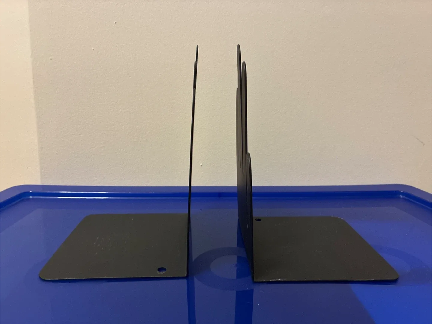 Black Hand-Shaped Bookends image indicator(2)