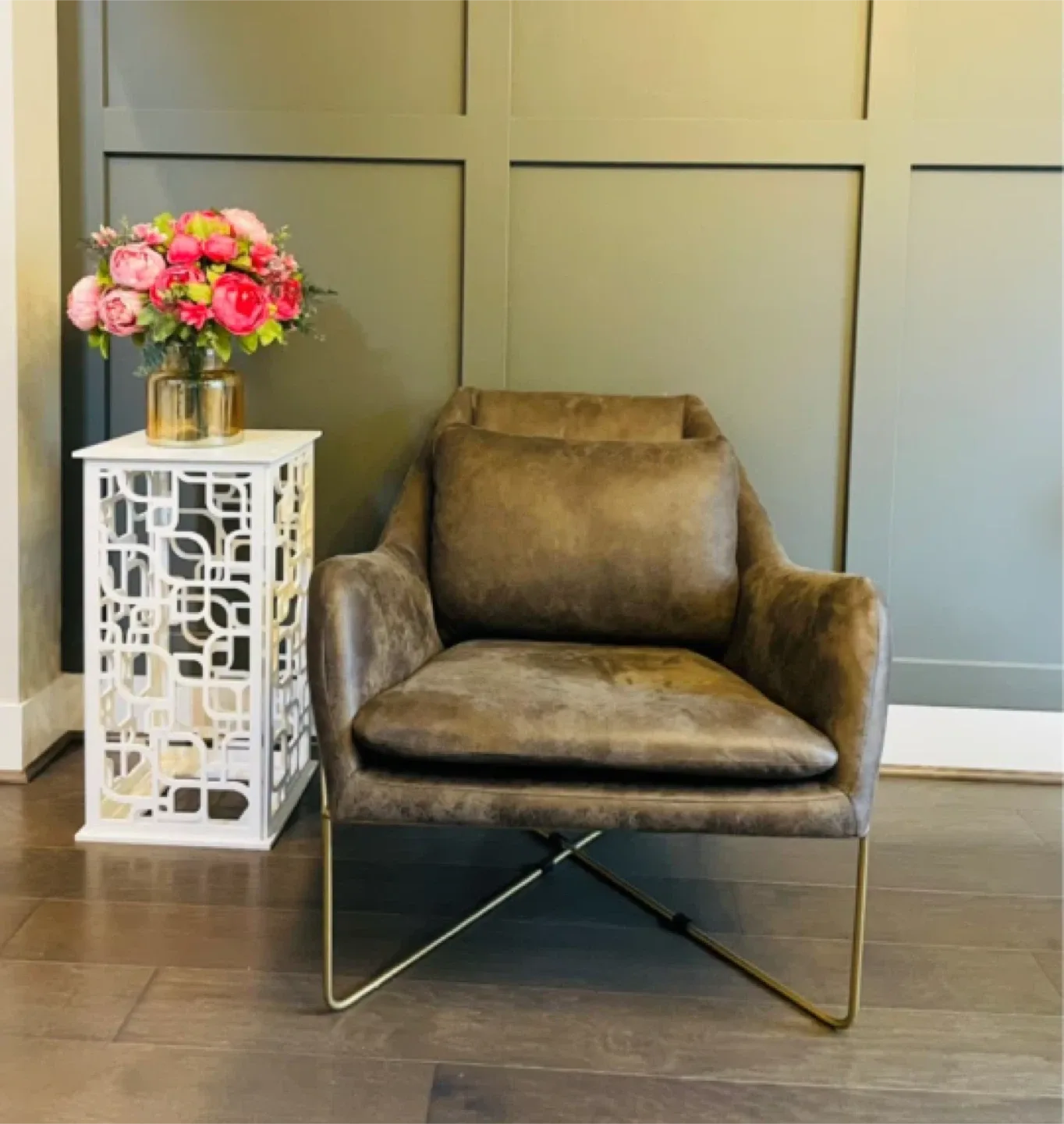 Squareleaf White Accent Table image indicator(2)