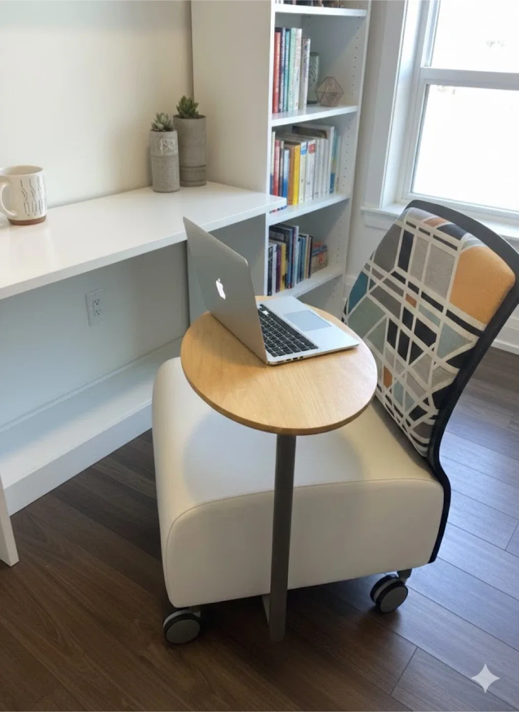 Lounge chair with side table image indicator(2)