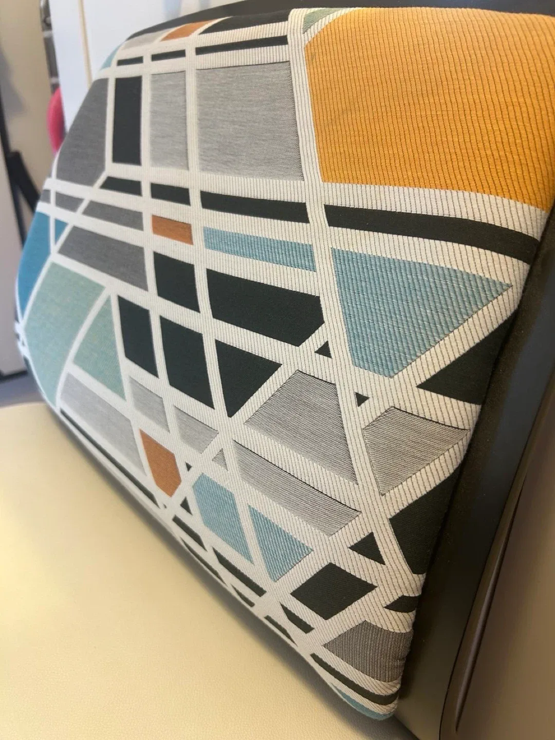 Lounge chair with side table image indicator(6)