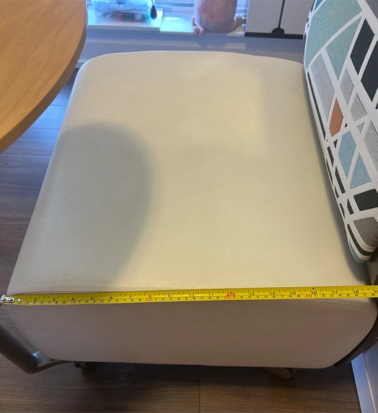 Lounge chair with side table image indicator(4)