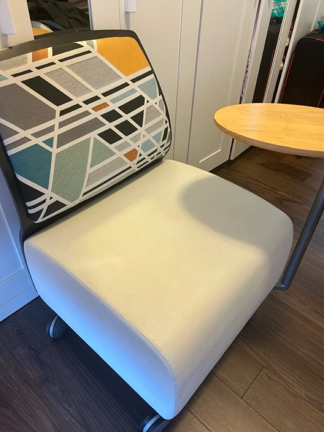 Lounge chair with side table image indicator(3)