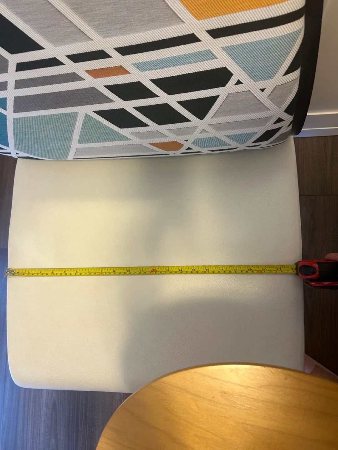 Lounge chair with side table image indicator(5)