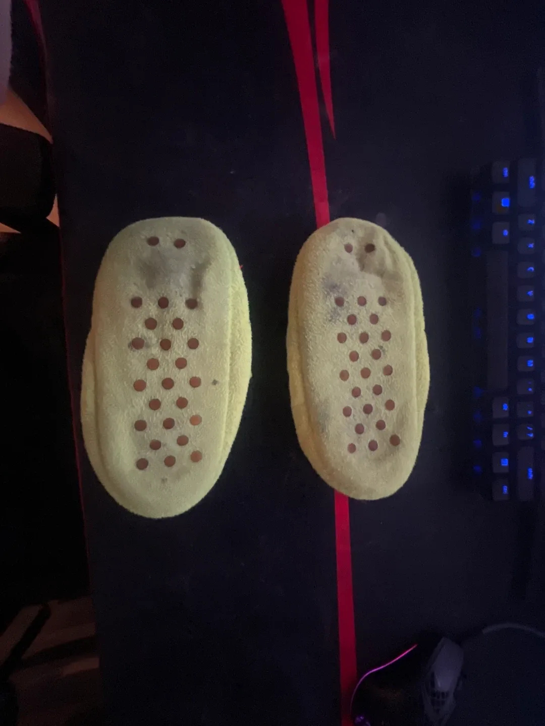 Pikachu Plush Slippers - Adorable & Comfy! image indicator(3)