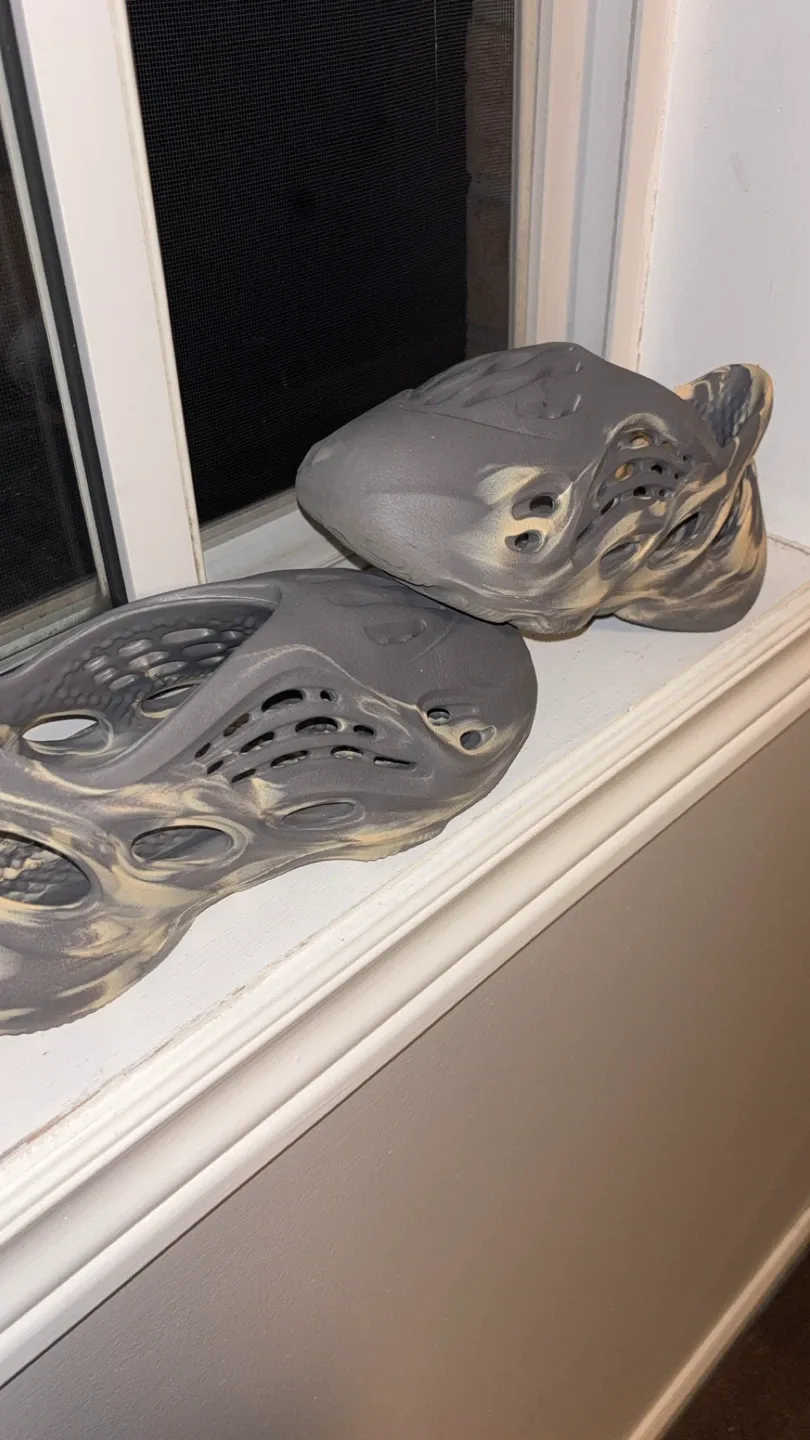 Adidas Yeezy Foam Runner Size 8 image indicator(3)