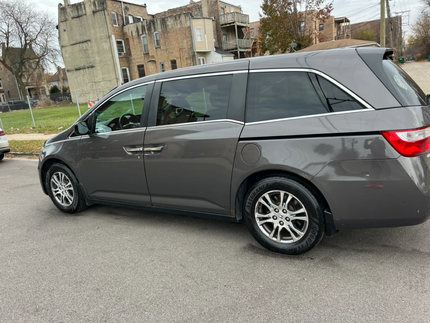 Honda Odyssey Minivan - Gray image indicator(2)