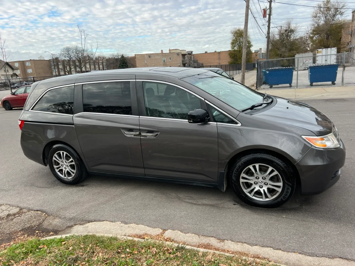 Honda Odyssey Minivan - Gray image indicator(6)